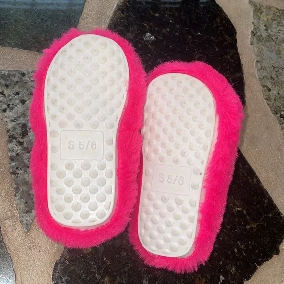 Kensie Girl's Warm Faux Fur Slipper With Elastic Back and Glitter Band size 5/6 - Picture 3 of 4